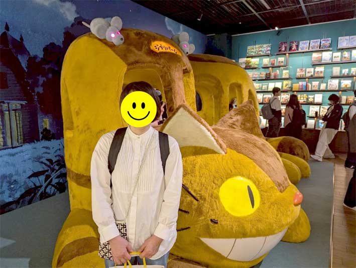 ねこバスの前で