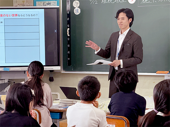 岐阜県間税会の取組みとして、岐阜市内小学校で「租税教室」を行いました。2025年6月12日